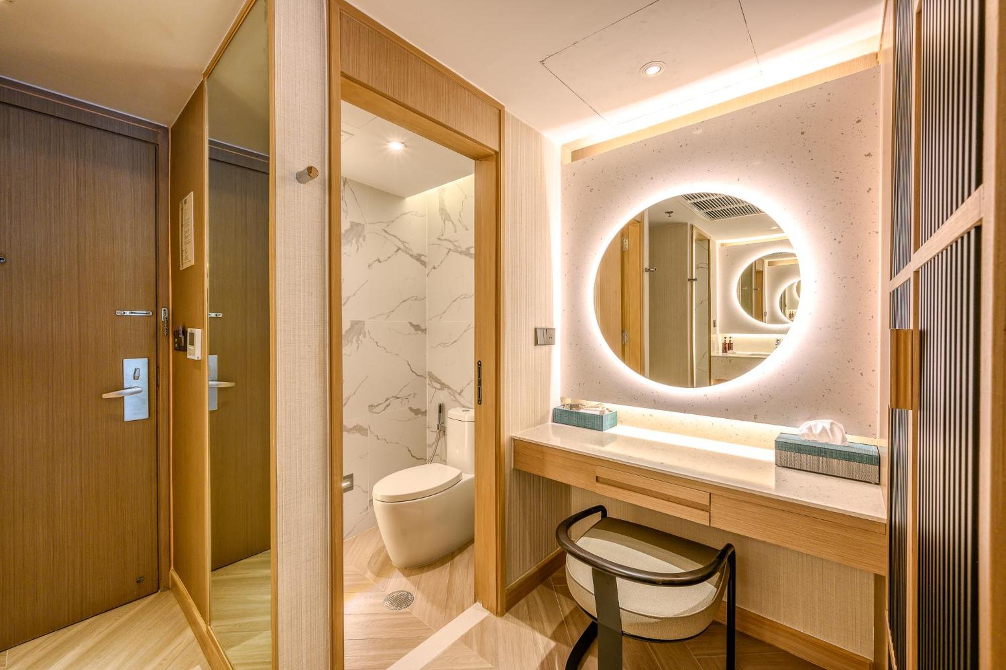 Premium King Room Balcony City View